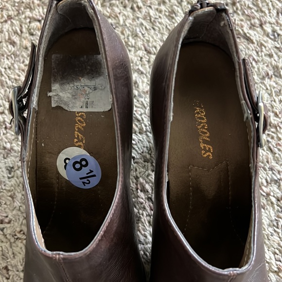 Hardly worn at all! Size 8 1/2 Aerosoles brown heels - Picture 8 of 8